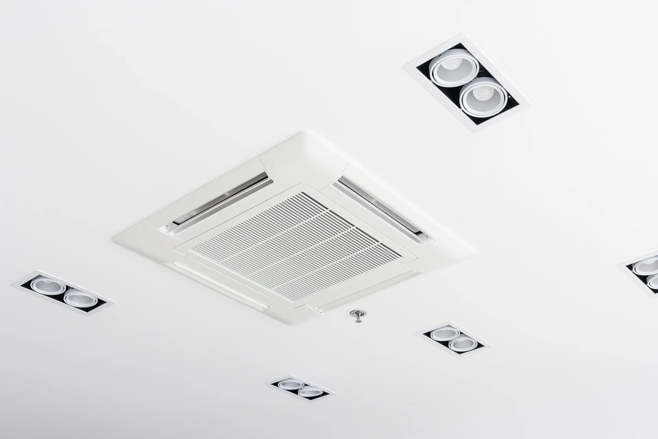 Plafond blanc moderne d'intérieur avec climatiseur cassette central à quatre voies de diffusion d'air