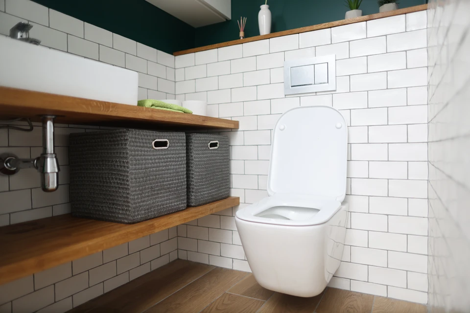 Toilettes modernes avec WC suspendu blanc, chasse d'eau encastrée