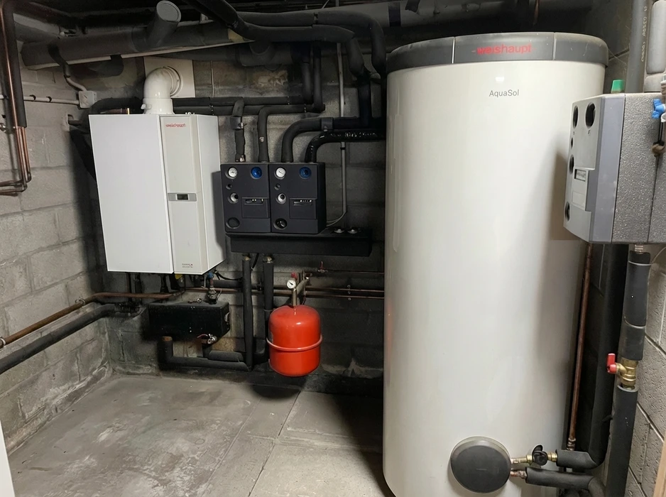 Sous-sol technique avec installation de chauffage et eau chaude sanitaire
