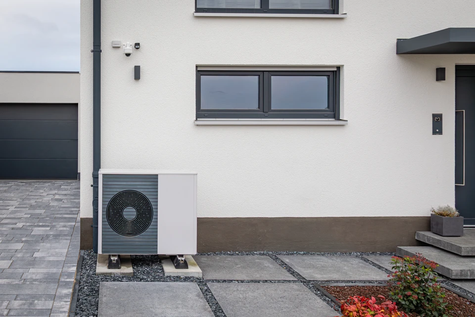 Extérieur d'un bâtiment avec façade en bardage bois horizontal de teinte acajou