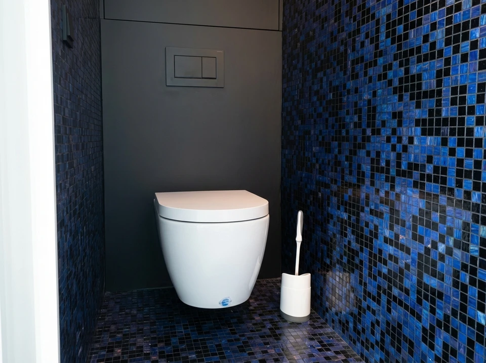 Salle de bain moderne avec baignoire encastrée blanche, vasque intégrée au plan de travail, robinetterie chromée contemporaine et miroir mural