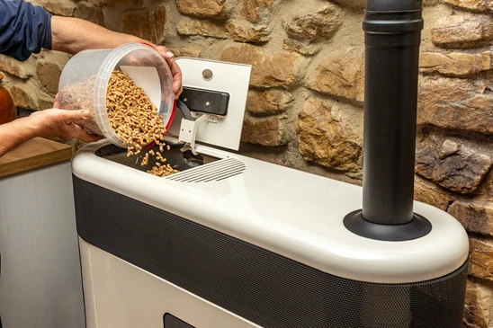 Intérieur résidentiel avec radiateur à eau chaude installé le long d'un mur